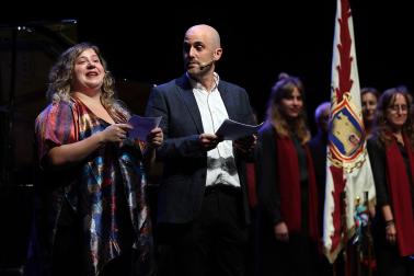 Entrega del premio Ciudad de Tafalla a la soprano Sabina Puertolas en el centro de cultura de Tafalla