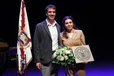 Entrega del premio Ciudad de Tafalla a la soprano Sabina Puertolas en el centro de cultura de Tafalla