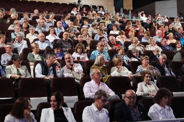 Entrega del premio Ciudad de Tafalla a la soprano Sabina Puertolas en el centro de cultura de Tafalla