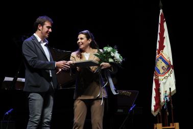 Entrega del premio Ciudad de Tafalla a la soprano Sabina Puertolas en el centro de cultura de Tafalla