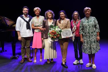 Entrega del premio Ciudad de Tafalla a la soprano Sabina Puertolas en el centro de cultura de Tafalla