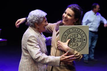 Entrega del premio Ciudad de Tafalla a la soprano Sabina Puertolas en el centro de cultura de Tafalla