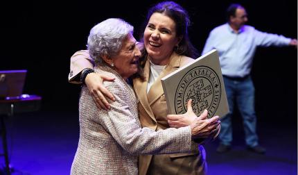 Entrega del premio Ciudad de Tafalla a la soprano Sabina Puertolas en el centro de cultura de Tafalla