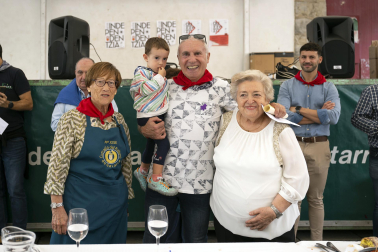 Tradición y gastronomía se citaron este lunes, 5 de octubre, en el marco de las fiestas de Villava con el concurso de relleno