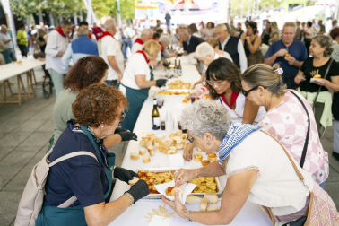 Tradición y gastronomía se citaron este lunes, 5 de octubre, en el marco de las fiestas de Villava con el concurso de relleno
