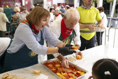 Tradición y gastronomía se citaron este lunes, 5 de octubre, en el marco de las fiestas de Villava con el concurso de relleno