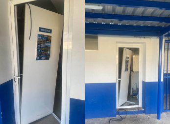 Imagen de la puerta de acceso a la oficina rota