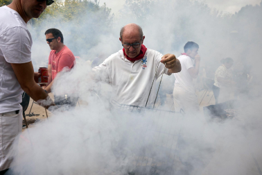 Celebración y gastronomía se citaron este martes, 6 de octubre. en las fiestas de Villava con la costillada popular