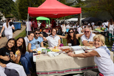 Celebración y gastronomía se citaron este martes, 6 de octubre. en las fiestas de Villava con la costillada popular