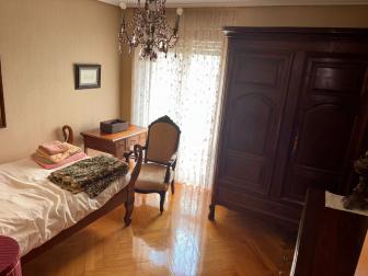 Dormitorio con balcón a la avenida