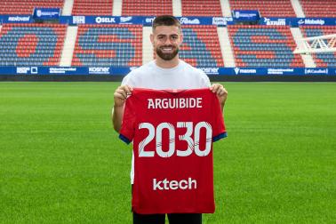 Foto del acto de renovación de Arguibide en El Sadar