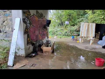 Decenas de personas sin hogar duermen en tiendas de campaña, bajo cartones y plásticos junto al río. La situación se complica en días de lluvia