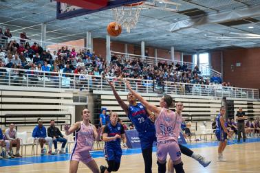 Aixa Wone lanza a canasta con Asurmendi al fondo el curso pasado.