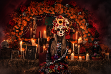 Un rincón inspirado en el imaginario mexicano de Catrina, lleno de color, misterio y tradición. Una experiencia tematizada para acercarse al mundo de las almas desde el lado más familiar de Halloween