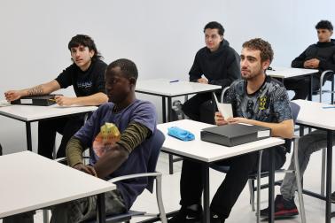 Clase de Habilidades Sociales, con Aimar Nuin (izquierda) y Ander Lasheras (derecha), entre los alumnos de la escuela taller de albañilería.