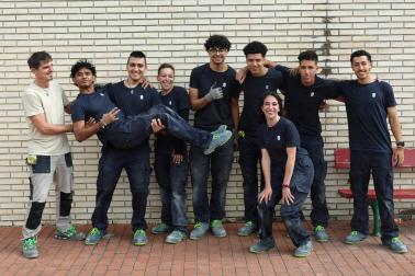 Alumnos de la escuela taller de albañilería en el descanso de la mañana, con uno de sus monitores.
