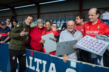 Entrenamiento del primer equipo de Osasuna en Tajonar con la presencia de integrantes de la 'Grada Social'