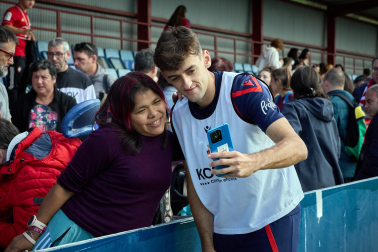 Entrenamiento del primer equipo de Osasuna en Tajonar con la presencia de integrantes de la 'Grada Social'