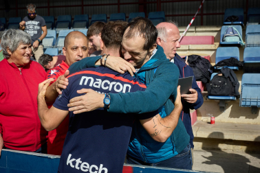 Entrenamiento del primer equipo de Osasuna en Tajonar con la presencia de integrantes de la 'Grada Social'