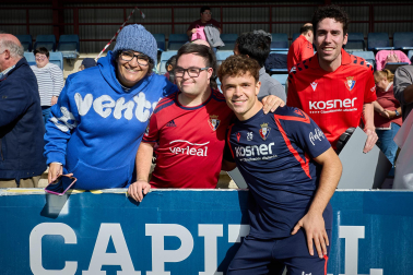 Entrenamiento del primer equipo de Osasuna en Tajonar con la presencia de integrantes de la 'Grada Social'