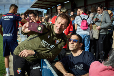 Entrenamiento del primer equipo de Osasuna en Tajonar con la presencia de integrantes de la 'Grada Social'
