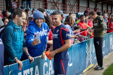Entrenamiento del primer equipo de Osasuna en Tajonar con la presencia de integrantes de la 'Grada Social'