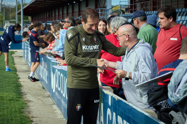 Entrenamiento del primer equipo de Osasuna en Tajonar con la presencia de integrantes de la 'Grada Social'