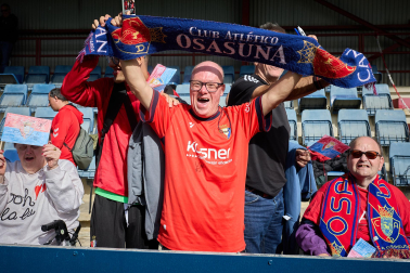 Entrenamiento del primer equipo de Osasuna en Tajonar con la presencia de integrantes de la 'Grada Social'