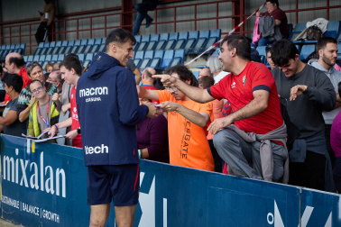 Entrenamiento del primer equipo de Osasuna en Tajonar con la presencia de integrantes de la 'Grada Social'