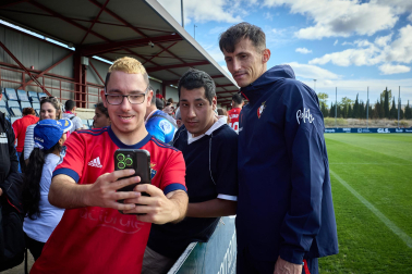 Entrenamiento del primer equipo de Osasuna en Tajonar con la presencia de integrantes de la 'Grada Social'