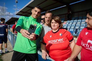 Entrenamiento del primer equipo de Osasuna en Tajonar con la presencia de integrantes de la 'Grada Social'
