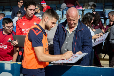 Entrenamiento del primer equipo de Osasuna en Tajonar con la presencia de integrantes de la 'Grada Social'