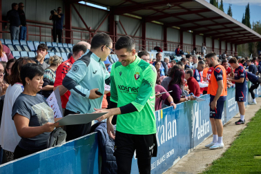 Entrenamiento del primer equipo de Osasuna en Tajonar con la presencia de integrantes de la 'Grada Social'