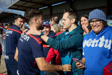 Entrenamiento del primer equipo de Osasuna en Tajonar con la presencia de integrantes de la 'Grada Social'