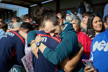 Entrenamiento del primer equipo de Osasuna en Tajonar con la presencia de integrantes de la 'Grada Social'