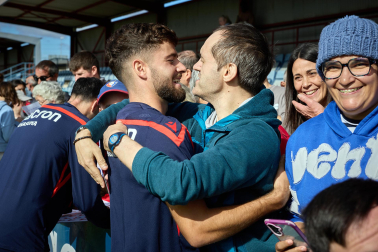 Entrenamiento del primer equipo de Osasuna en Tajonar con la presencia de integrantes de la 'Grada Social'