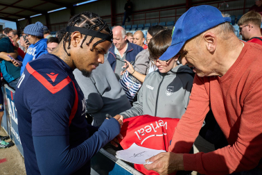 Entrenamiento del primer equipo de Osasuna en Tajonar con la presencia de integrantes de la 'Grada Social'