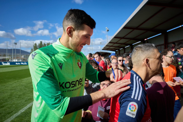 Entrenamiento del primer equipo de Osasuna en Tajonar con la presencia de integrantes de la 'Grada Social'