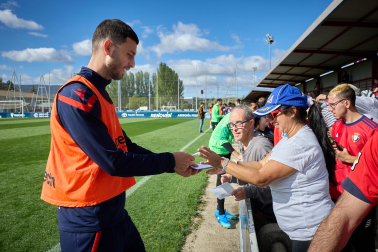 Entrenamiento del primer equipo de Osasuna en Tajonar con la presencia de integrantes de la 'Grada Social'