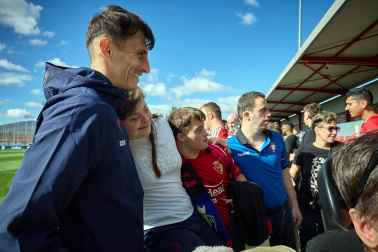 Entrenamiento del primer equipo de Osasuna en Tajonar con la presencia de integrantes de la 'Grada Social'