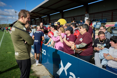 Entrenamiento del primer equipo de Osasuna en Tajonar con la presencia de integrantes de la 'Grada Social'