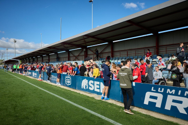 Entrenamiento del primer equipo de Osasuna en Tajonar con la presencia de integrantes de la 'Grada Social'