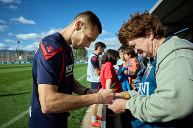 Entrenamiento del primer equipo de Osasuna en Tajonar con la presencia de integrantes de la 'Grada Social'
