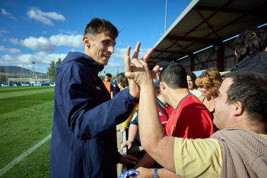 Entrenamiento del primer equipo de Osasuna en Tajonar con la presencia de integrantes de la 'Grada Social'