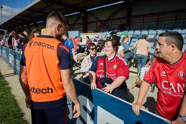 Entrenamiento del primer equipo de Osasuna en Tajonar con la presencia de integrantes de la 'Grada Social'