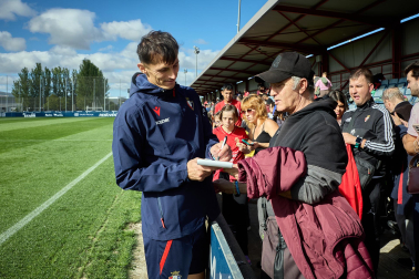 Entrenamiento del primer equipo de Osasuna en Tajonar con la presencia de integrantes de la 'Grada Social'