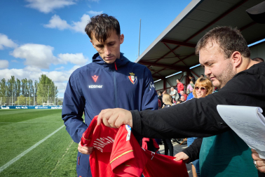 Entrenamiento del primer equipo de Osasuna en Tajonar con la presencia de integrantes de la 'Grada Social'