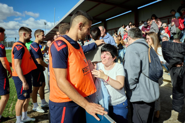 Entrenamiento del primer equipo de Osasuna en Tajonar con la presencia de integrantes de la 'Grada Social'