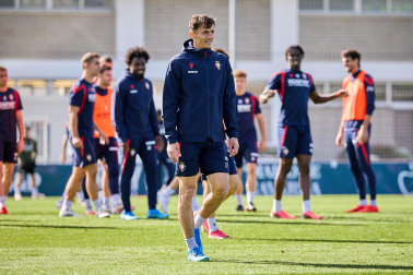 Entrenamiento del primer equipo de Osasuna en Tajonar con la presencia de integrantes de la 'Grada Social'