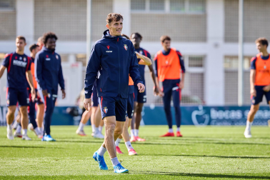 Entrenamiento del primer equipo de Osasuna en Tajonar con la presencia de integrantes de la 'Grada Social'